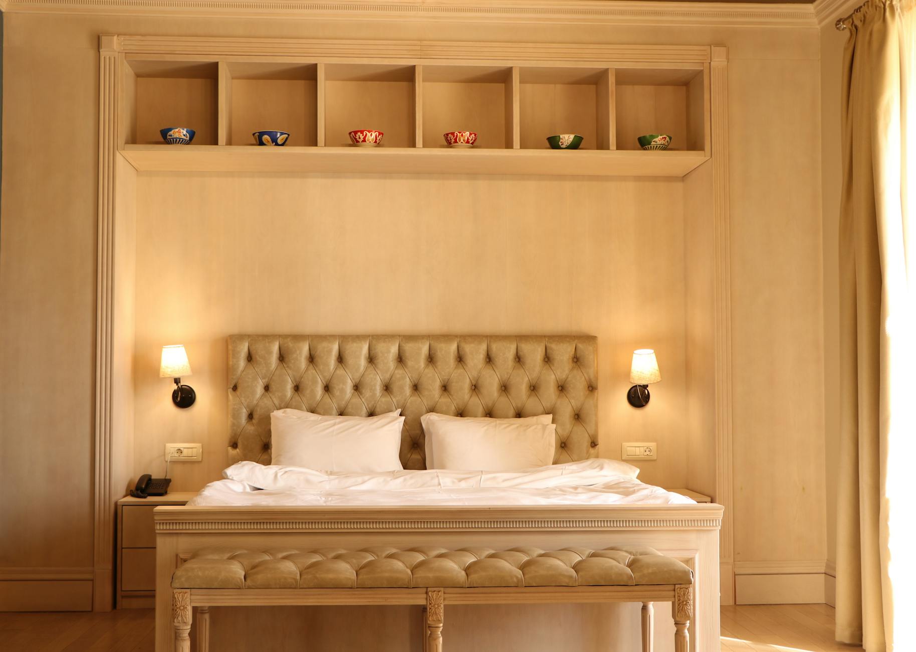Quarto de hotel moderno com decoração neutra