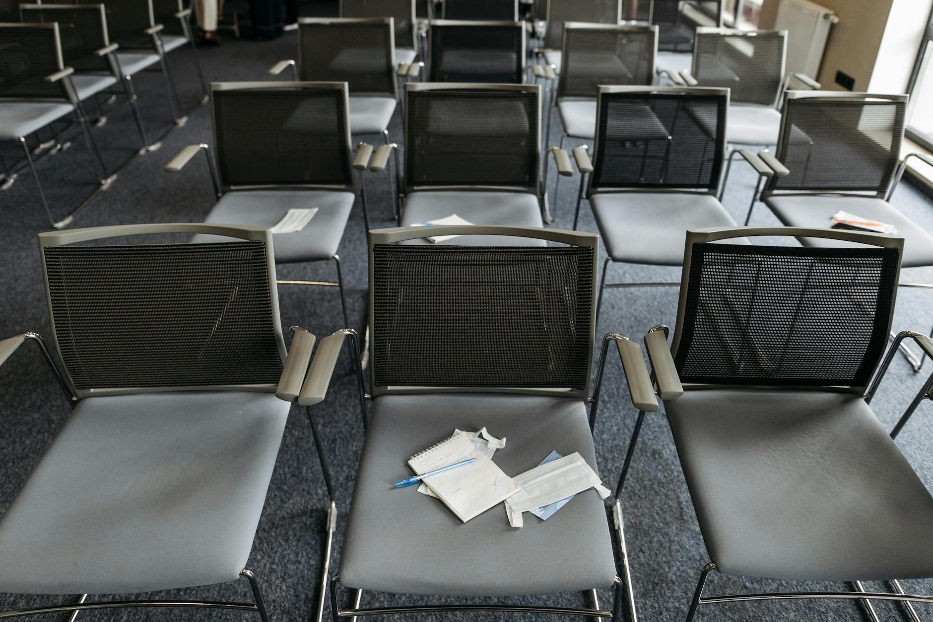 Sala de eventos vazia vista de cima com filas de cadeiras